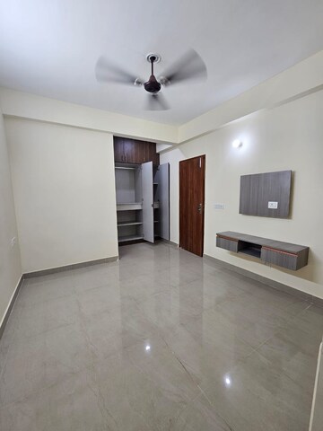 2.5 BHK Apartment For Rent in Microtek Greenburg, Sector 86