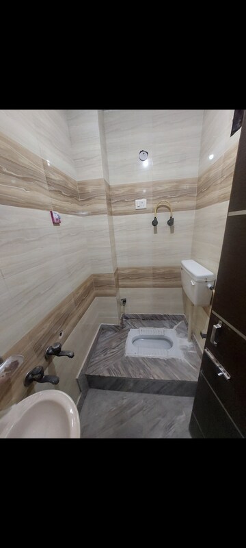 Bathroom in 1 BHK Apartment at Sarita Vihar – for Rent