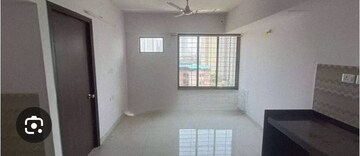 Room in 2 BHK Apartment at Lodha Amara, Kolshet Road – for Rent