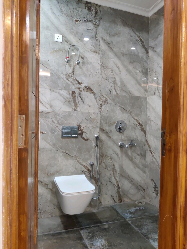Bathroom, cosmic-italia 3 Bedroom 1500 Sq.Ft. Builder Floor In Vasundhara Sector 5 Ghaziabad 7975406