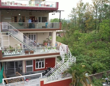 Master Bedroom in 1 BHK Builder Floor at JakhaN-Rajpur Road – for Rent