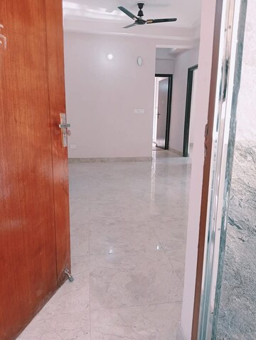 Room in 3 BHK Apartment at Amrapali Golf Homes, Sector 4 Greater Noida – for Sale