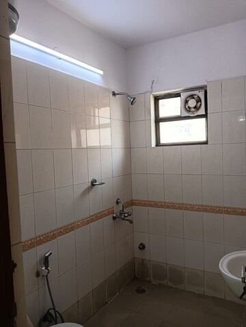 Master Bedroom in 3.5 BHK Apartment at Ardee City The Residency, Sector 52 – for Rent