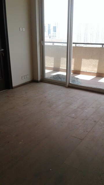 Room in 5 BHK Apartment at Salcon The Verandas, Sector 54 – for Rent