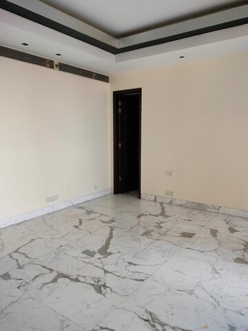 Room in 5 BHK Apartment at Salcon The Verandas, Sector 54 – for Rent