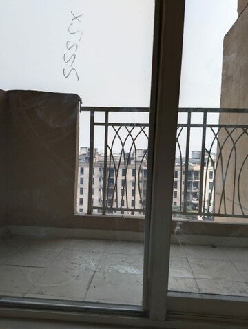 Room in 2 BHK Apartment at Mahagun Mywoods, Sector 16c Greater Noida – for Rent