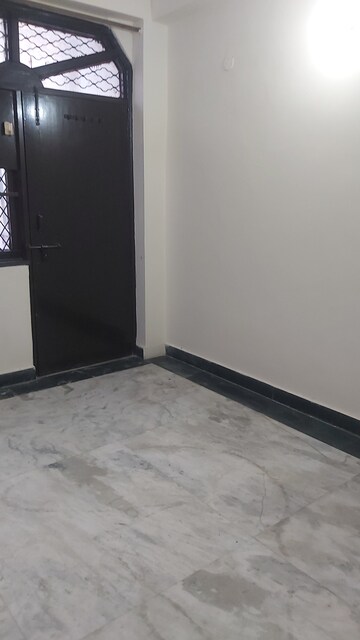 Furnished Amenities in 2.5 BHK Builder Floor at Mayur Vihar – for Rent