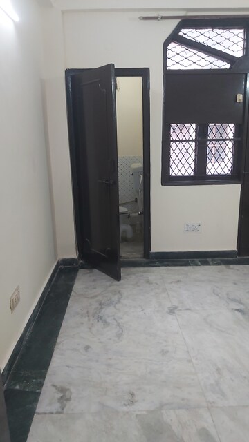 Furnished Amenities in 2.5 BHK Builder Floor at Mayur Vihar – for Rent