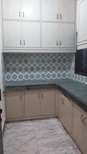 Furnished Amenities in 2.5 BHK Builder Floor at Mayur Vihar – for Rent