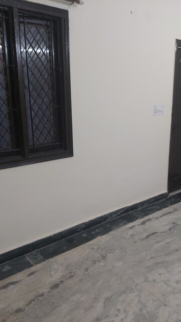Furnished Amenities in 2.5 BHK Builder Floor at Mayur Vihar – for Rent