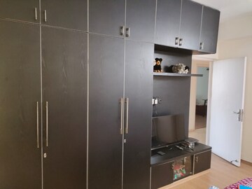 Furnished Amenities in 4 BHK Apartment at DLF The Summit, Dlf Phase V – for Rent