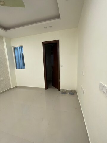 Room in 4 BHK Apartment at Emaar MGF Emerald Hills, Sector 65 – for Rent