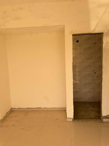 Room in 3 BHK Apartment at Gomti Nagar – for Sale