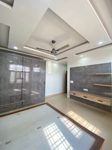 Master Bedroom in 3 BHK Builder Floor at Palam Vihar Residents Association, Palam Vihar – for Rent