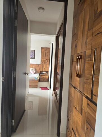 Room in 2 BHK Apartment at Kalpataru Paramount, Kapur Bawdi – for Rent