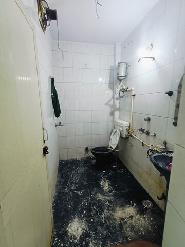 Bathroom in 1 BHK Apartment at East Delhi – for Rent