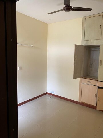 Room in 3 BHK Apartment at Kendriya Vihar, Sector 56 – for Rent
