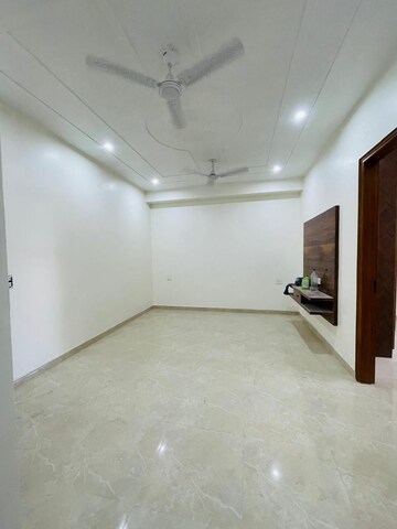 Room in 3 BHK Apartment at Kendriya Vihar, Sector 56 – for Rent