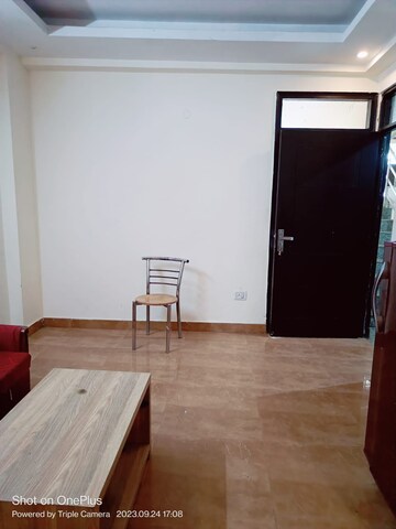 Room in 2 BHK Apartment at Dilshad Garden – for Sale