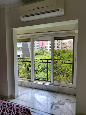 Room in 3 BHK Apartment at Khar West – for Rent