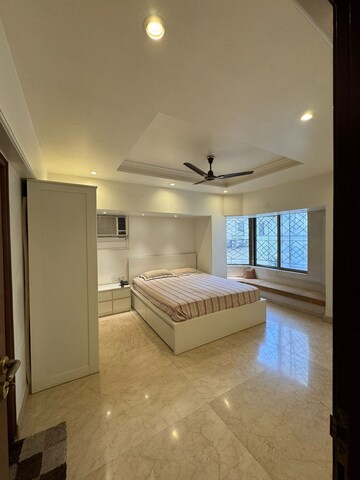 Room in 4 BHK Apartment at Khar West – for Rent