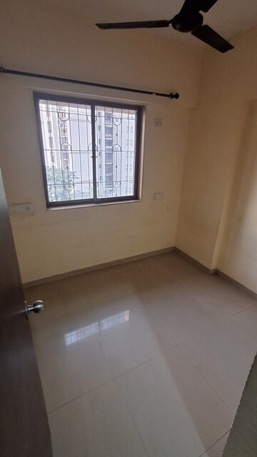 Room in 2.5 BHK Apartment at Runwal Garden City, Balkum Pada – for Rent