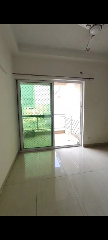 Room in 3.5 BHK Apartment at Gaur Saundaryam, Tech Zone 4 Greater Noida – for Rent