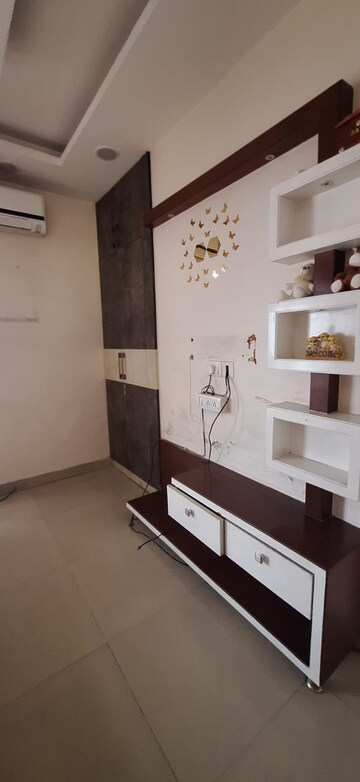 Room in 3.5 BHK Apartment at BPTP Park Prime, Sector 66 – for Rent
