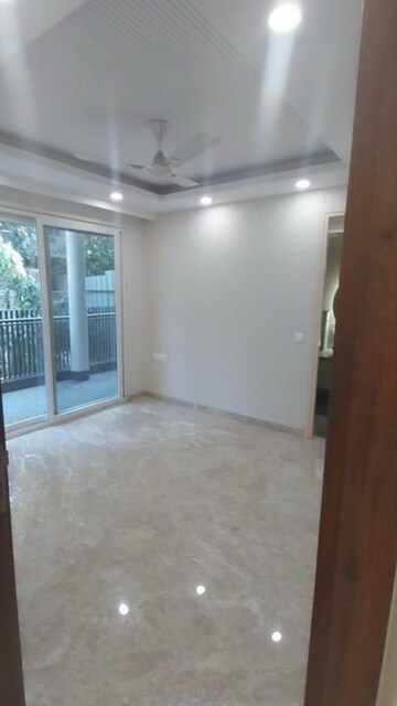Room in 3 BHK Builder Floor at Nehru Enclave – for Rent