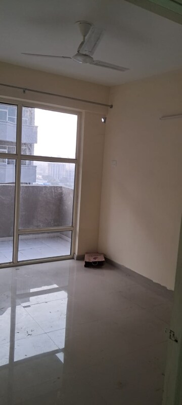 Room in 2 BHK Apartment at Pyramid Elite, Sector 86 – for Rent