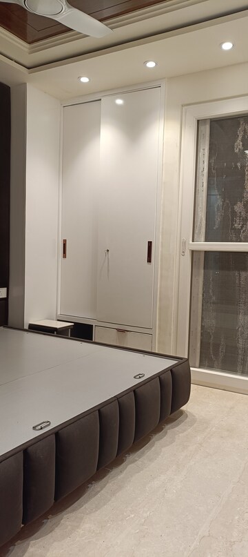 Room in 3 BHK Builder Floor at Anand Vihar – for Rent
