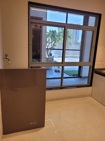 Room in 4 BHK Apartment at Shubh Tristar, Koregaon Park Annexe – for Sale