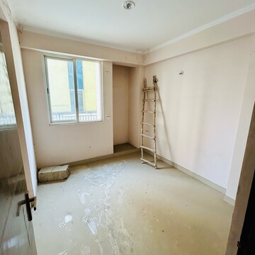 Room in 2.5 BHK Apartment at Amrapali Golf Homes, Haibatpur – for Rent