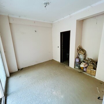 Room in 2.5 BHK Apartment at Amrapali Golf Homes, Haibatpur – for Rent
