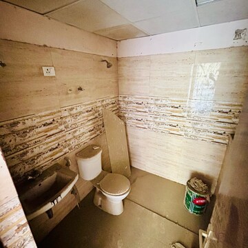 Bathroom in 2.5 BHK Apartment at Amrapali Golf Homes, Haibatpur – for Rent