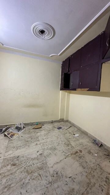 Room in 3 BHK Builder Floor at Shivalik Tower Kaushambi, Anand Vihar – for Rent