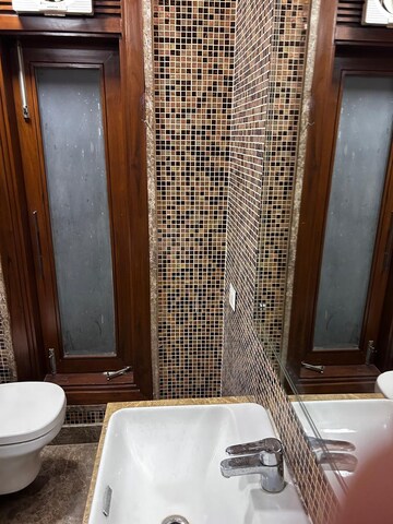 Master Bedroom in 4 BHK Builder Floor at Panchsheel Enclave – for Rent
