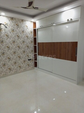 Room in 3 BHK Builder Floor at Sector 10 – for Rent