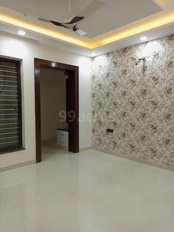 Room in 3 BHK Builder Floor at Sector 10 – for Rent