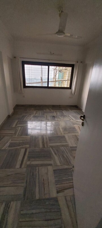 Room in 2 BHK Apartment at Retreat Apartment, Santacruz West – for Rent