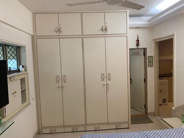 Room in 2 BHK Apartment at Highland CHS, Pali Hill – for Rent