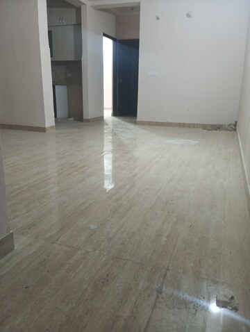 Room in 3 BHK Apartment at Amrapali Golf Homes, Sector 4, Greater Noida – for Rent