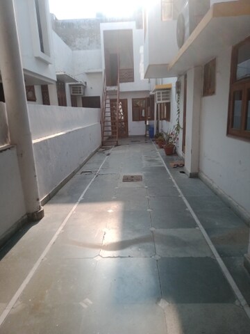 1 BHK Villa For Rent in Aliganj
