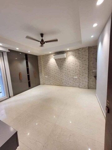 Room in 3 BHK Builder Floor at Ansal API Esencia, Sector 67 – for Rent