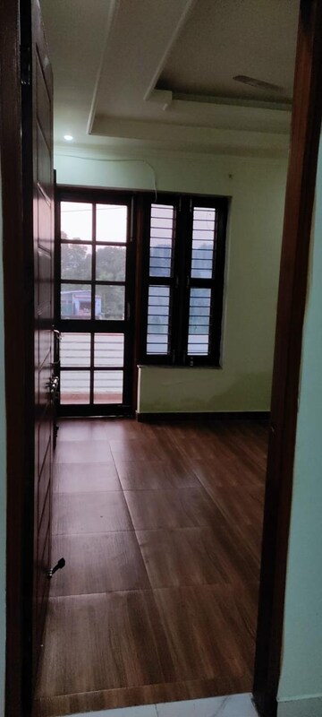 Room in 3 BHK Builder Floor at Jakhan – for Rent