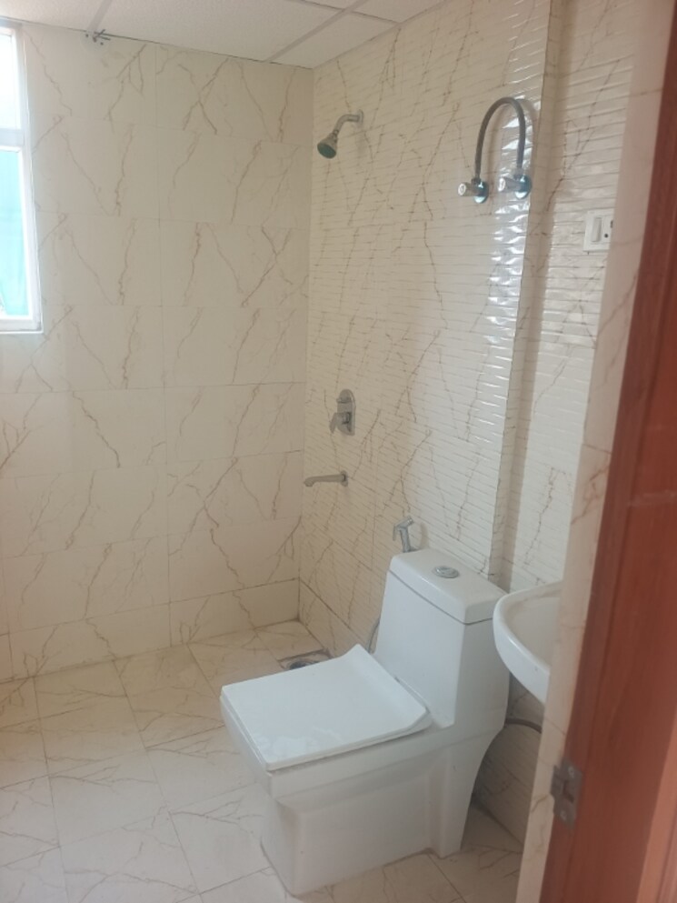 Bathroom, earthcon-casa-grande-ii 2.5 Bedroom 1325 Sq.Ft. Apartment In Chi V Greater Noida Greater Noida 7979813