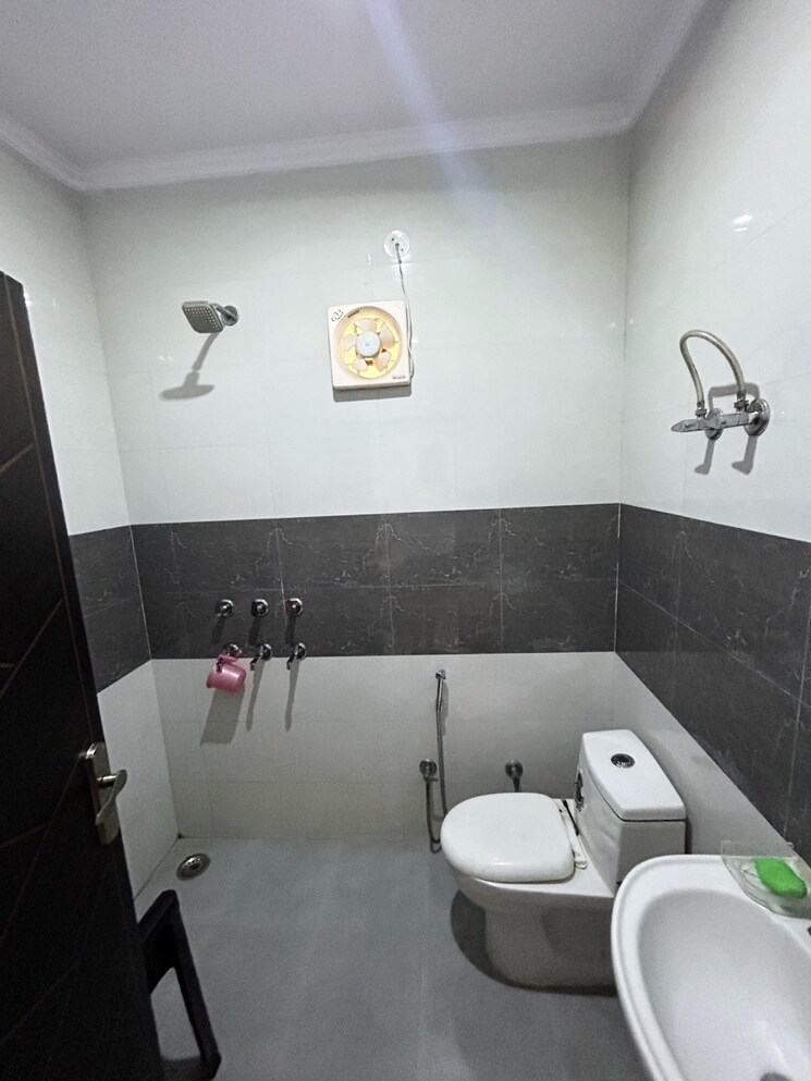 Bathroom, sgm nagar 3 Bedroom 1380 Sq.Ft. Independent House In Sgm Nagar Faridabad 7979746
