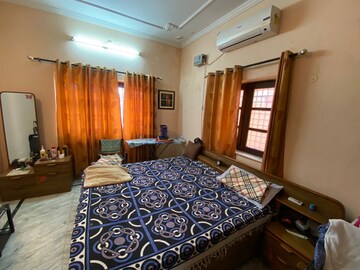 Master Bedroom in 3.5 BHK Independent House at JakhaN-Rajpur Road – for Rent
