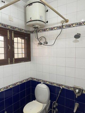 Attached Bathroom in 3 BHK Builder Floor at Sector 41 – for Rent