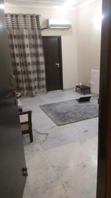 Room in 3 BHK Builder Floor at Sector 46 – for Rent